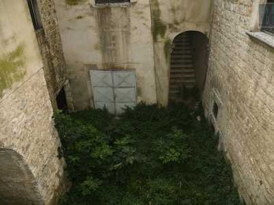 ...ci conduce poi in un secondo cortile...